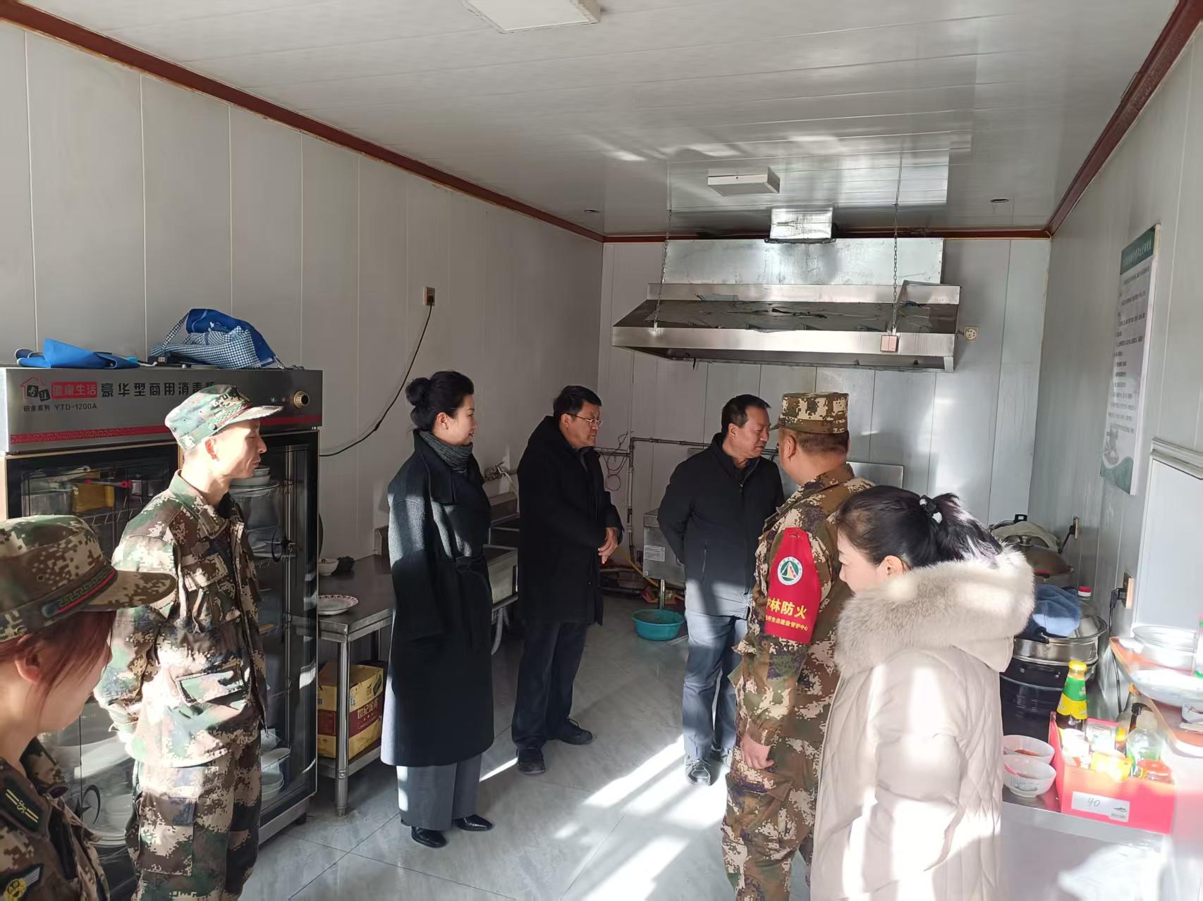 李刚满深入基层各单位督导检查节前森林防火和安全生产工作